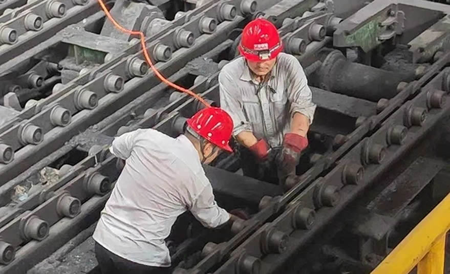 天津大无缝点检作业区职工坚守技改一线 天津大无缝点检作业区职工坚守技改一线