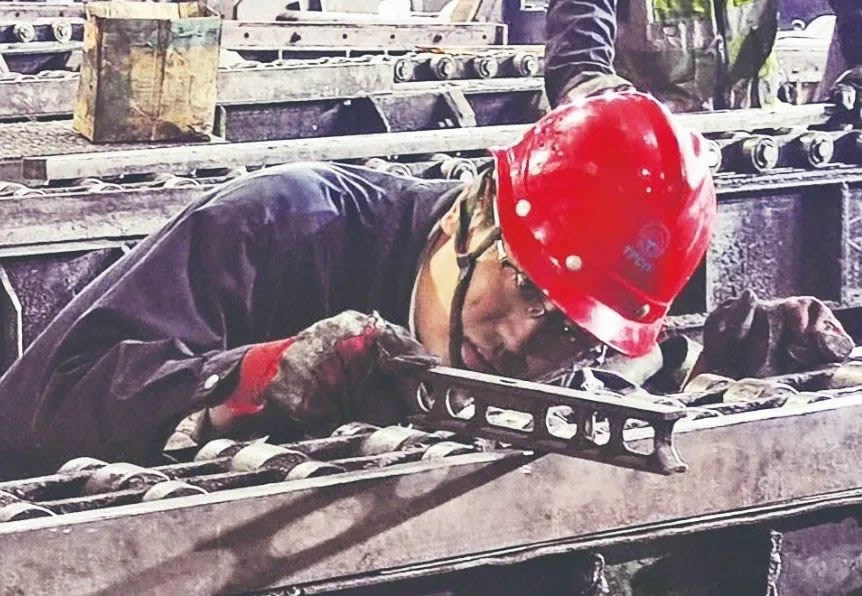 天津大无缝点检作业区职工坚守技改一线 天津大无缝点检作业区职工坚守技改一线